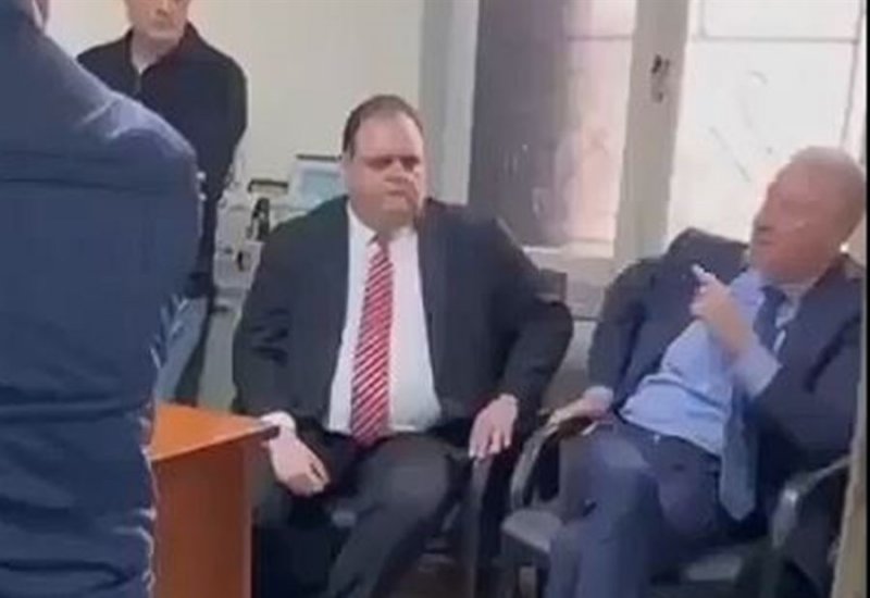 بالفيديو: رجّي يقتحم "عشّ السماسرة" في الخارجية: "ما بيبقى راس منكم"!
