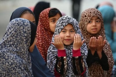 غزة تستقبل العيد وسط الدمار... صلاة بين الأنقاض وآمال بوقف الحرب (صور)
