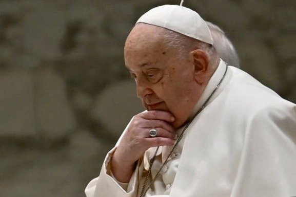 الفاتيكان يعلن تحسناً طفيفاً في صحة البابا فرنسيس
 الفاتيكان يعلن تحسناً طفيفاً في صحة البابا فرنسيس