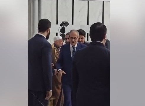 بالفيديو: مشهدٌ "مؤثر" يجمع الشرع بوالده