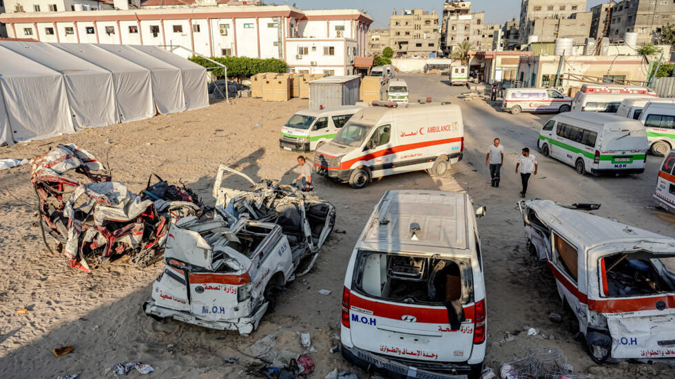 جثث مقيدة في حفرة عميقة... مجزرة بحق مسعفين في غزة!