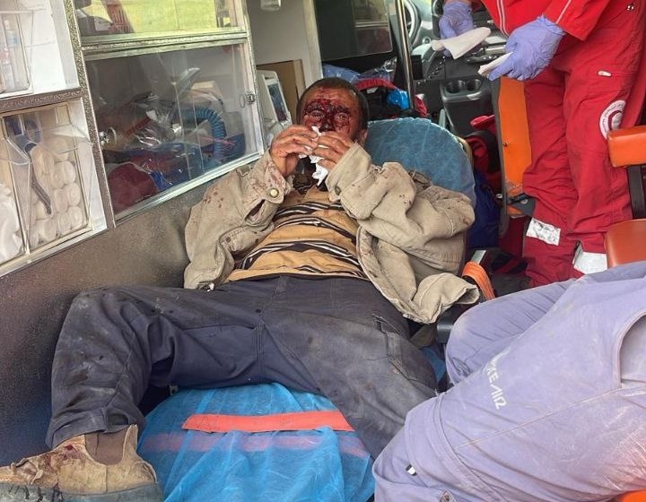 بالفيديو: مستوطنون يضربون أبًا وابنه في الضفة