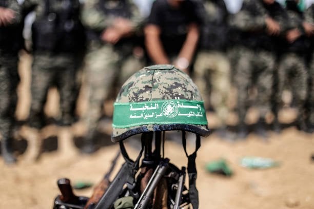 بعد اغتيالهم في صيدا... حماس تنعى قائد قسامي وعائلته
