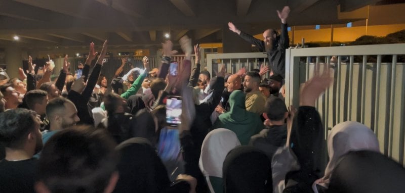 بعد 3 سنوات من التوقيف في السعودية… اللحظات الأولى لحيدر سليم في لبنان (فيديو)