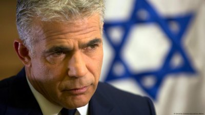 لابيد يكشف العلاقة بين 