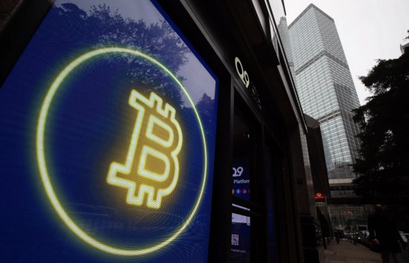 هبوطٌ كبير بسعر "البيتكوين"... تراجعٌ "حادّ" للعملات المشفرة