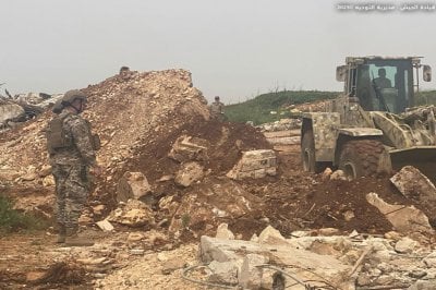 الجيش يعطل ويزيل مواد متفجرة في منطقة اللبونة (صور)
