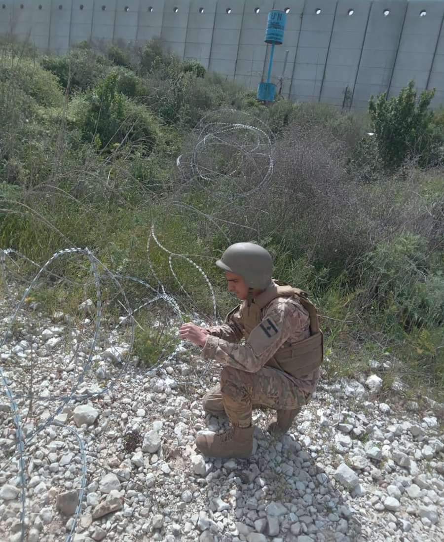 بالصور: "الجيش" يواصل إزالة العوائق الإسرائيلية جنوباً