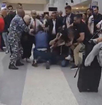 بالفيديو: إشكال وتضارب في المطار!