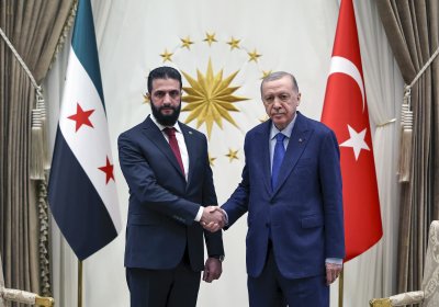 إردوغان للشرع: مستمرون في دعم سوريا ورفع العقوبات أولوية