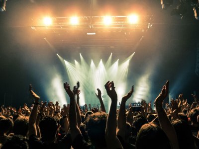 فنان يتعرض لعملية سطو... عجزوا عن فتح الخزنة فحملوها معهم!