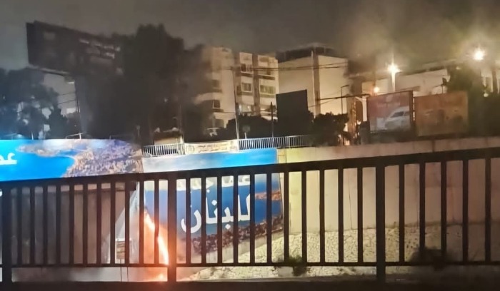 بعد أن حلّت مكان صور نصرالله... بالصور: إحراق لافتات "عهد جديد للبنان"
