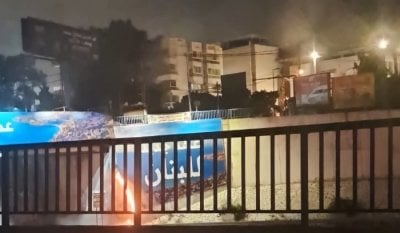 بعد أن حلّت مكان صور نصرالله... بالصور: إحراق لافتات 