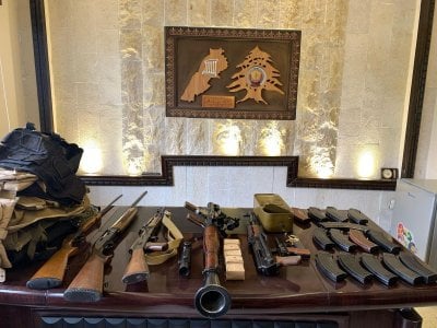 بمداهمة أمنية في بعلبك... توقيف مواطن بتهمة الاتجار بالأسلحة الحربية