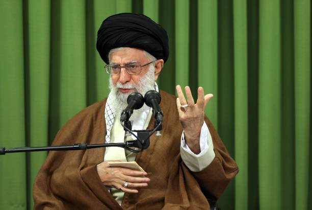 تحذير إيراني لخامنئي: التفاوض مع واشنطن أو انهيار النظام!
