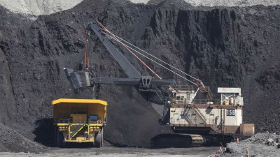 وسط انتقادات بيئية... ترامب يرفع القيود على الفحم
