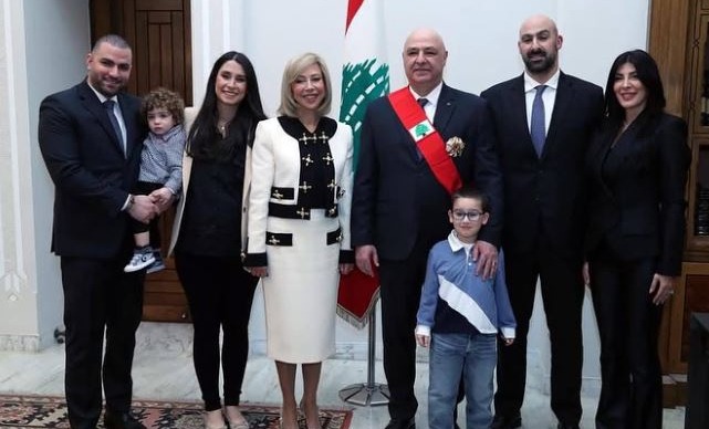لحظة عائلية دافئة تجمع الرئيس عون بحفيديه