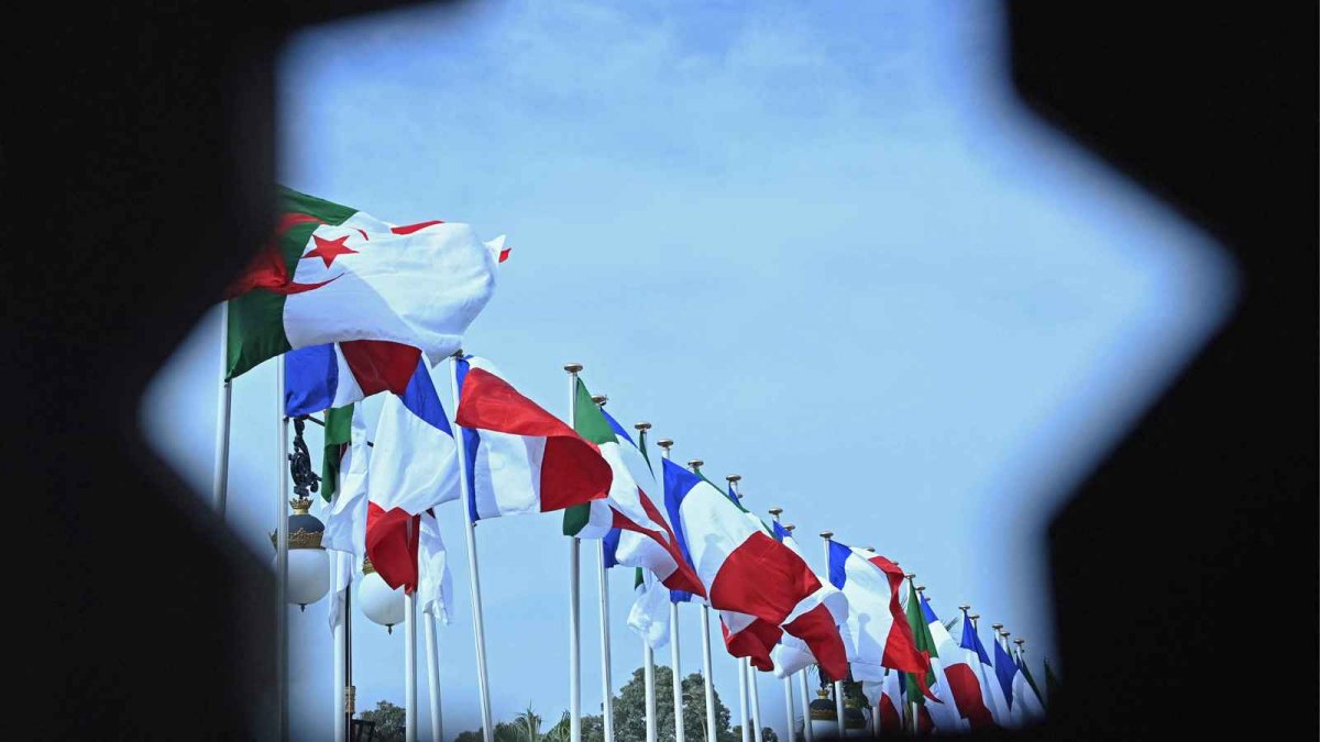 تصعيد دبلوماسي: الجزائر تطرد 12 موظفًا فرنسيًا