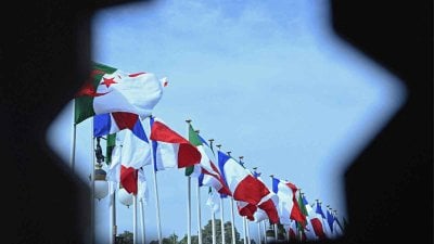 تصعيد دبلوماسي: الجزائر تطرد 12 موظفًا فرنسيًا