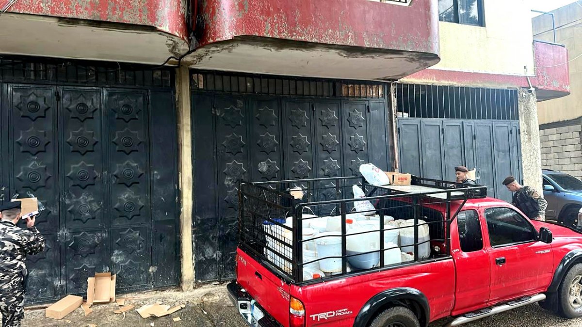 مصادرة أكثر من 200 حاوية... "الزراعة" تغلق مستودعًا يغش العسل بالشمع الأحمر
