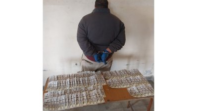 يروّج العملة المزيّفة... 