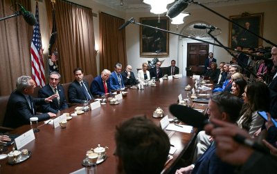 البيت الأبيض يعجّ بالخلافات... واجتماع طارئ بشأن إيران!