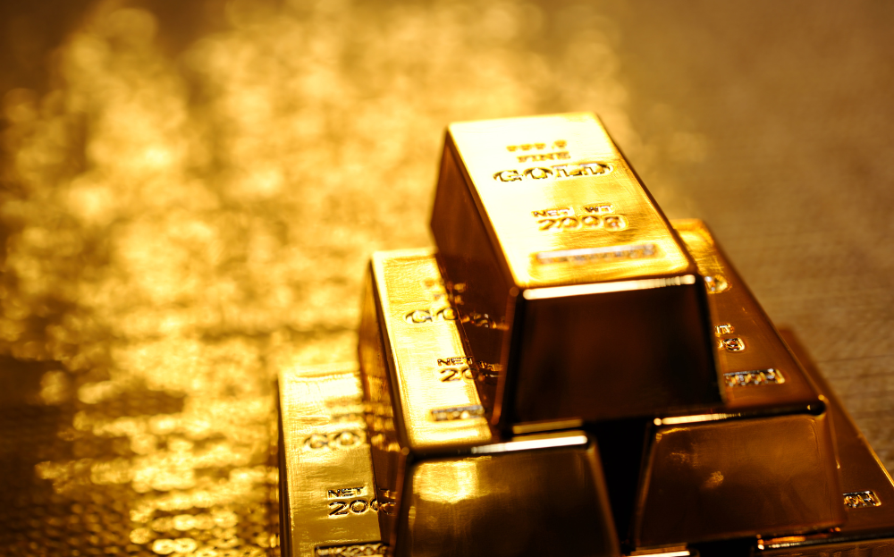 "المعدن الأصفر" يقترب من كسر حاجز "قياسي"!