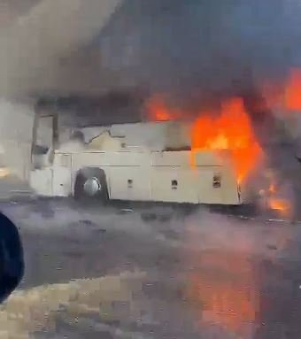 بالفيديو: احتراق حافلة لنقل الركاب على أوتوستراد الجمهور