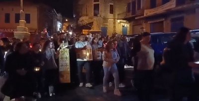 في أجواء من التهليل... بالفيديو: جديدة مرجعيون تضيء شموع القيامة من شعلة النور المقدس