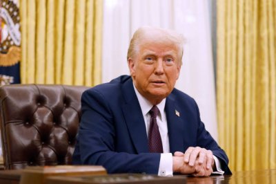 مسؤول إيراني يكشف تواصلاً سرياً مع إدارة ترامب بعلم خامنئي