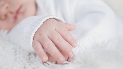 أم إسبانية تيبع مولودتها... والشرطة تكشفها!