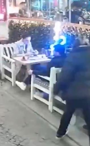  أثناء جلوسه مع زوجته... مقنّع يقتحم مقهى ويقتل رجلًا في بشكتاش (فيديو)