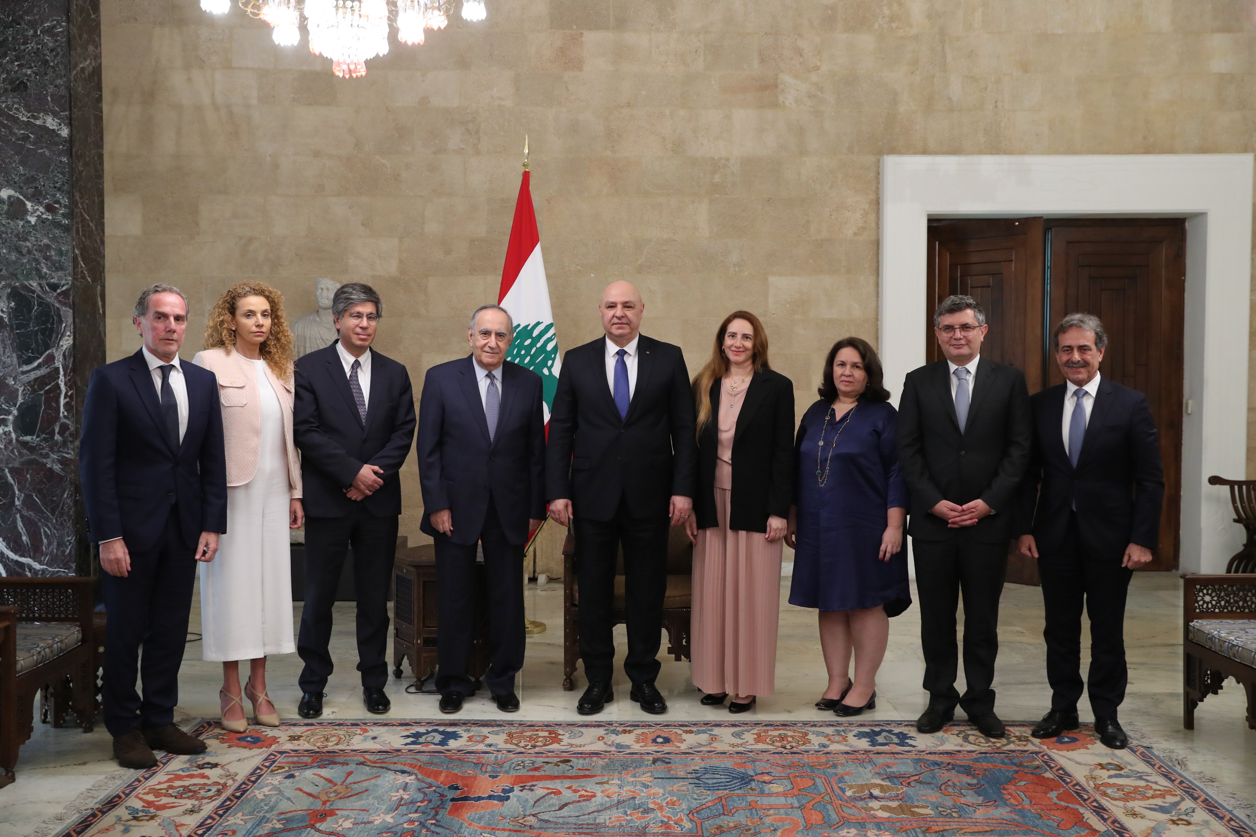 صورة تجمع الرئيس عون مع وفدًا من ممثلي شركات الإسمنت في لبنان
