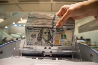 تراجع الدولار لأدنى مستوياته في ثلاث سنوات
