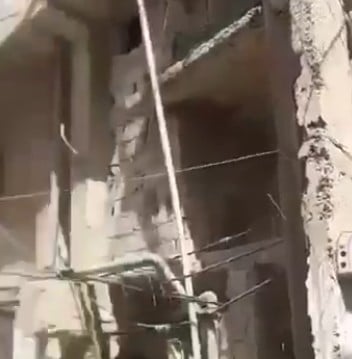 تداعيات الحرب مستمرة: تصدع مبنى يؤدي لانهياره في الطيونة (فيديو)
