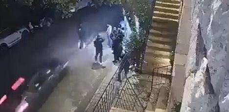 بالفيديو: سيارة مسرعة تصدم شابًا في جل الديب