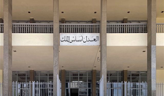 "دماؤنا ستكون في الشارع"... تفاصيل ما دار بين الحجار وأهالي شهداء المرفأ!

