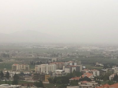 البقاع تحت بالغبار... والعاصفة الرملية تحجب نور الشمس (صور)
