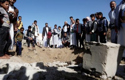 30 قتيلاً في غارة جوية أميركية على مركز إيواء في اليمن