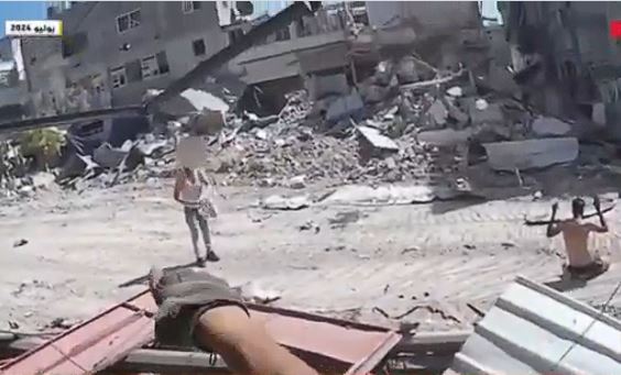 في الشجاعية... كاميرا جندي إسرائيلي تفضح لحظات التنكيل بفلسطينيين (فيديو)