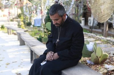 سيارتان تصدمان الأب مجدي علاوي في جبيل... إليكم تفاصيل الحادث 
