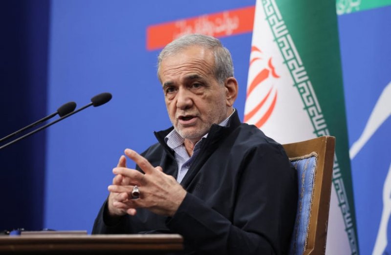 الرئيس الإيراني يأمر بالتحقيق في أسباب انفجار ميناء بندر عباس