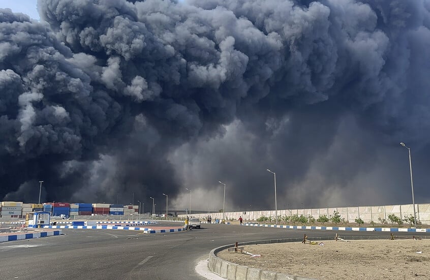 مصدر إيراني يكشف سبب انفجار الميناء جنوبي إيران