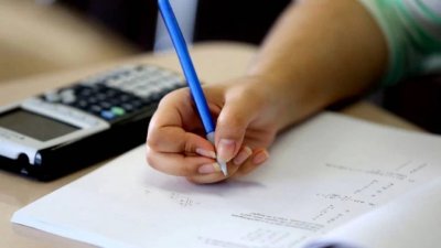 موعد الامتحانات الرسمية حُدد... فما مصير المناهج؟