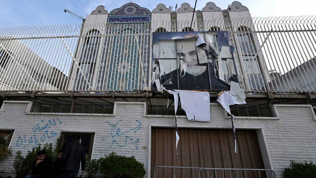 مستندات سرّية: خطة مارشال إيرانية لسوريا تنتهي في "ركام السفارة"