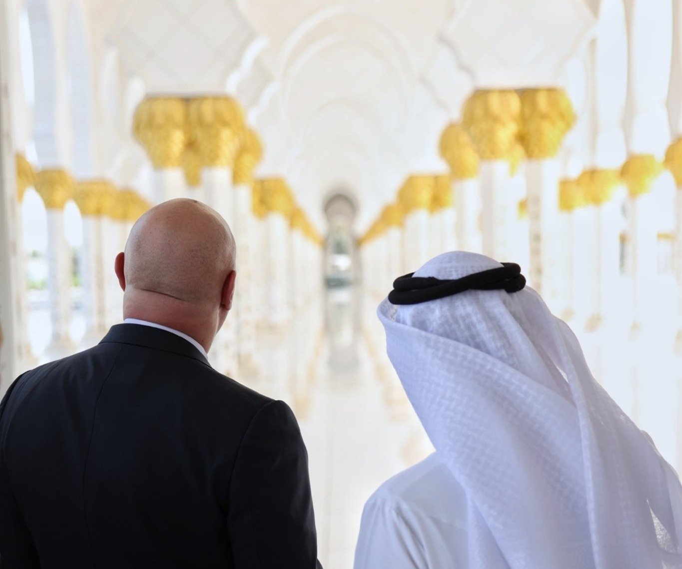 بالصور: عون يختتم زيارته إلى الإمارات بجولة في جامع الشيخ زايد