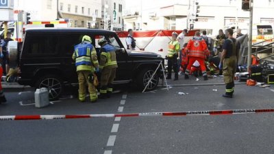 حادث دهس في شتوتغارت: إصابة عدة أشخاص وتوقيف السائق (فيديو)