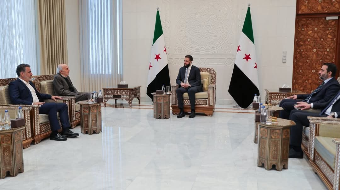 الرئيس السوري أحمد الشرع يستقبل رئيس الحزب التقدمي السابق وليد جنبلاط في قصر الشعب