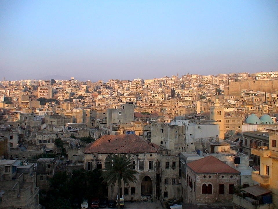 نشطاء يكسرون 