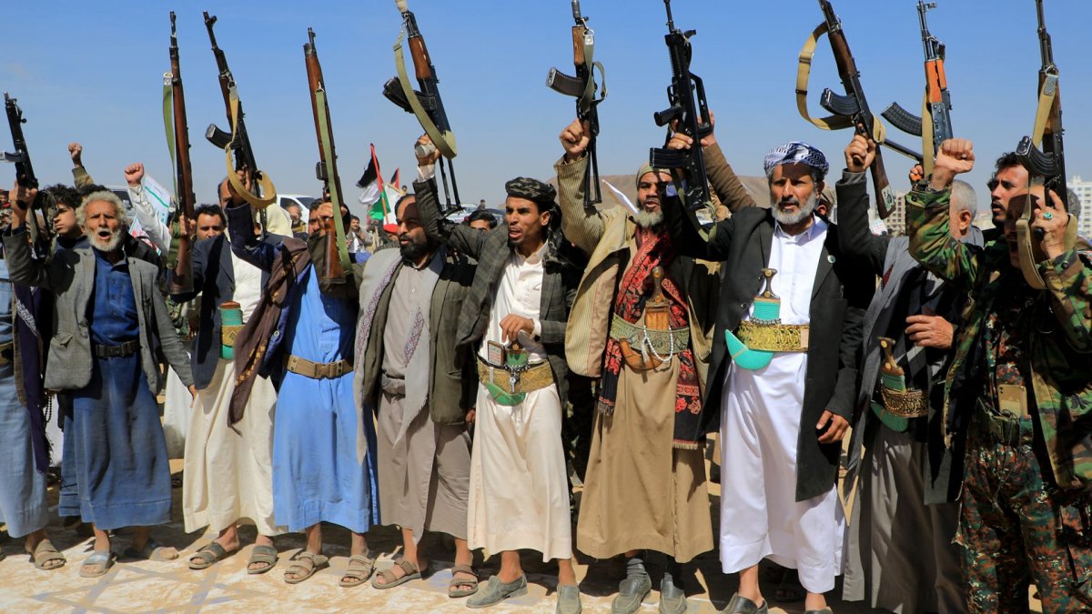 بعد الغارات... قيادي حوثي يتوعّد: سنقابل التصعيد بالتصعيد!